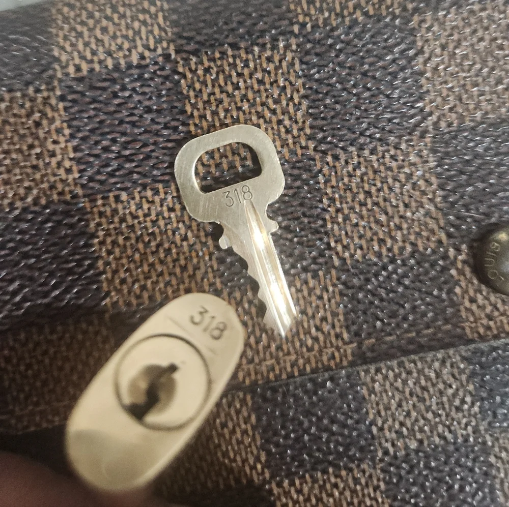 Louis Vuitton Gold-tone LV Padlock and Key 318 - Picture 5 of 7